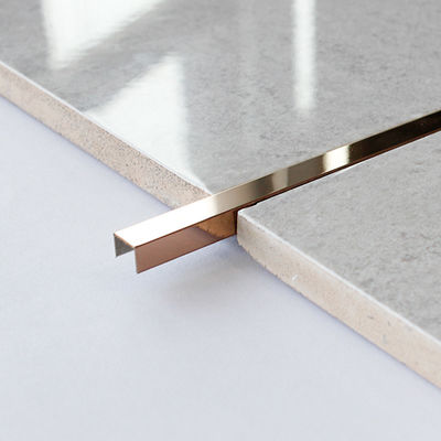 El canal U de acero inoxidable del espejo arregla la tira de ribete de acero inoxidable de la teja de 0.18-0.4m m 3M
