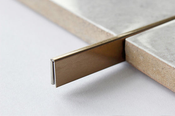 La forma de acero inoxidable modificada para requisitos particulares SS del ajuste T de la teja del color pela perfiles decorativos