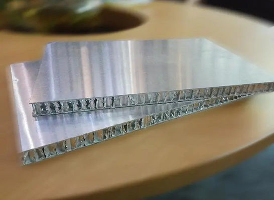 Buen precio el panel de bocadillo de acero inoxidable grueso de 0.08m m en la base de panal de aluminio en línea