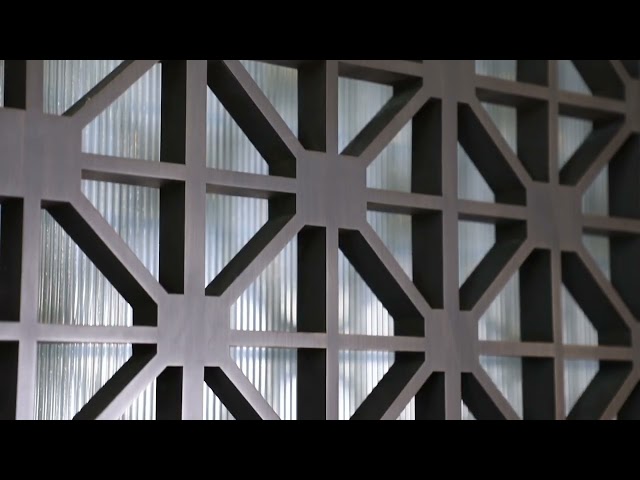 Videos de la empresa Alrededor 1219X2438mm Metal Surface Stainless Steel Room Divider For Hotel Lobby Partition